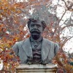 Busto de Rafael Bordallo Pinheiro no Parque D. Carlos I