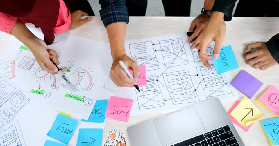 Equipa a desenhar no team building Design e a Criatividade