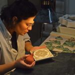 Pintura de azulejo no workshop de cerâmica