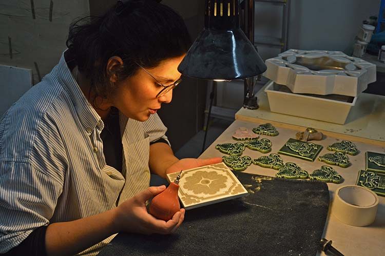Pintura de azulejo no workshop de cerâmica