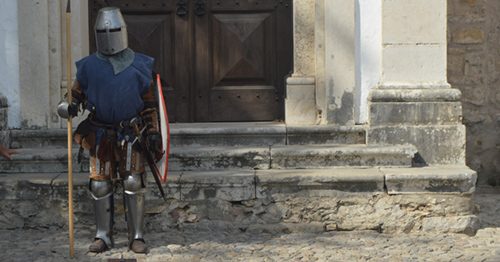 Soldado medieval à entrada do castelo de Óbidos – Escape Room A Idade das Trevas