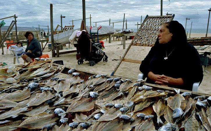 Vendedora de peixe seco na marginal da Nazaré