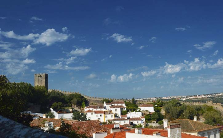 Vista da vila medieval de Óbidos e das muralhas